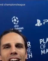 喊妈了比塞克晒索默手捧MVP奖杯照：感谢这一切的母亲